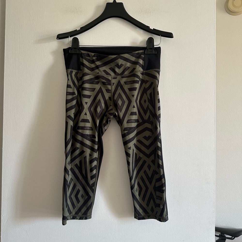 Lululemon Athletica Green Chevron Shuffle Black Clip in Crop Leggings size 6 EUC - Picture 11 of 15